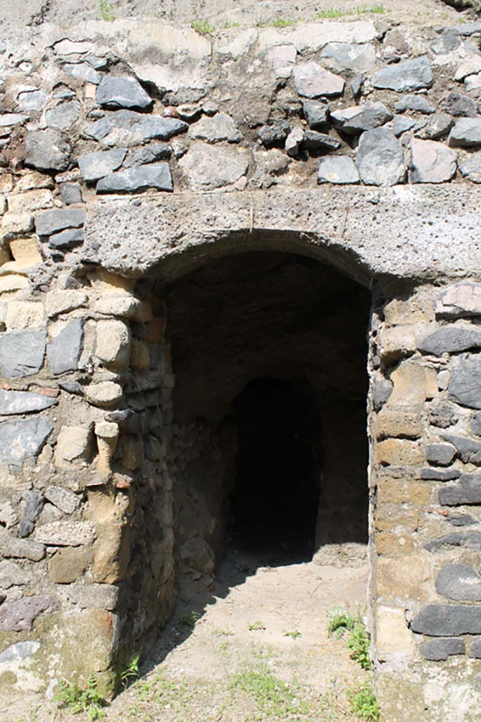 VII.16 Herculaneum. March 2014.
Looking west through doorway on west side of north end of Cardo III.
Foto Annette Haug, ERC Grant 681269 DÉCOR.